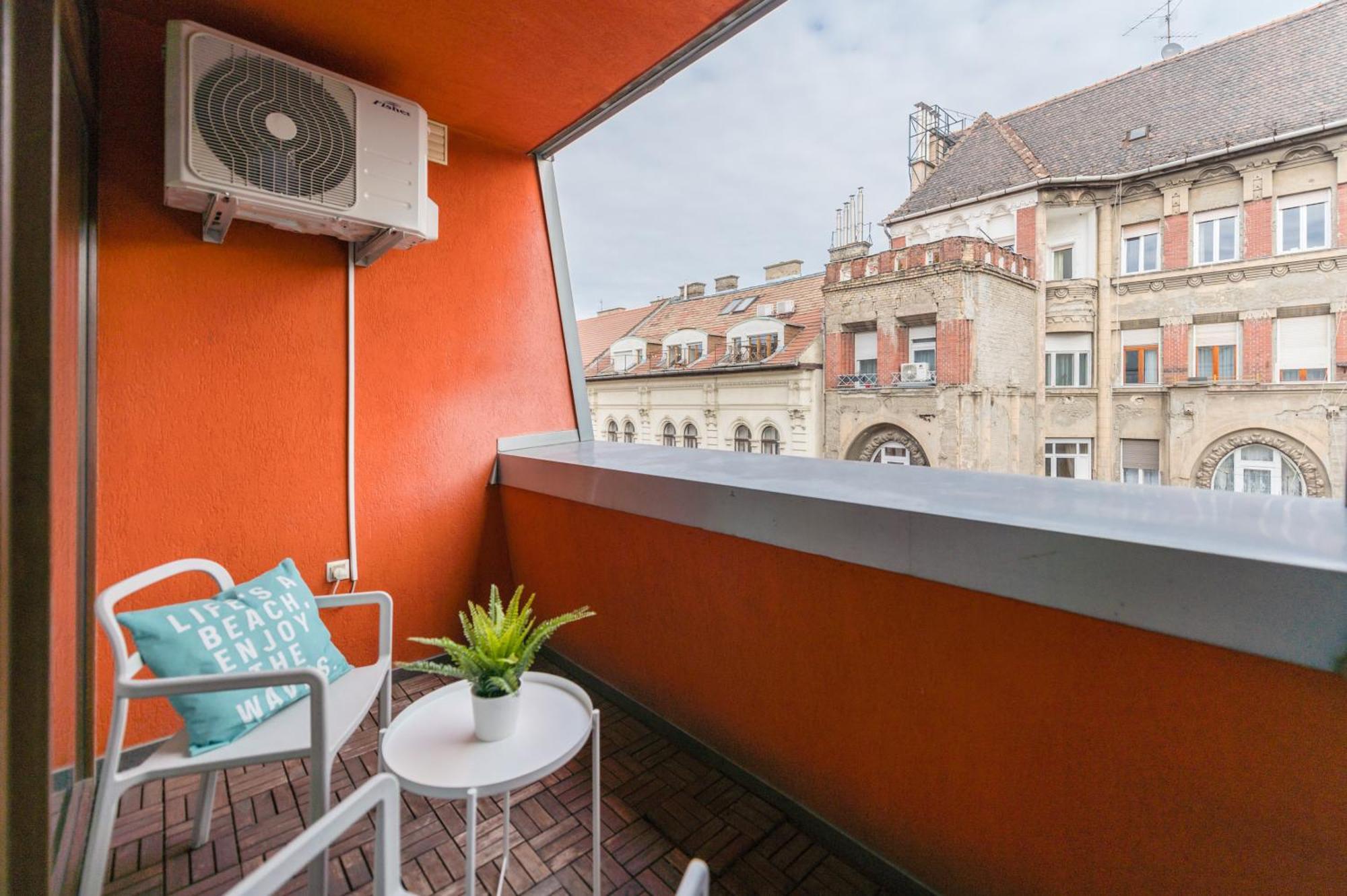 Miami Vice Apartment With Balcony Budapest Eksteriør bilde